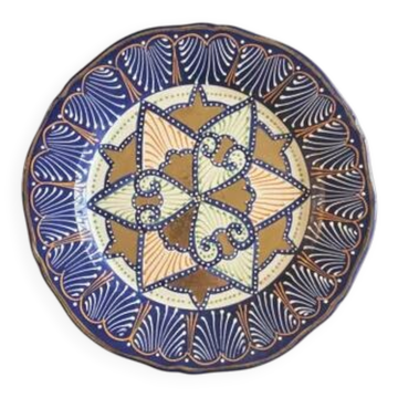Decorative plate in glazed earthenware HB Quimper with ethnic patterns.