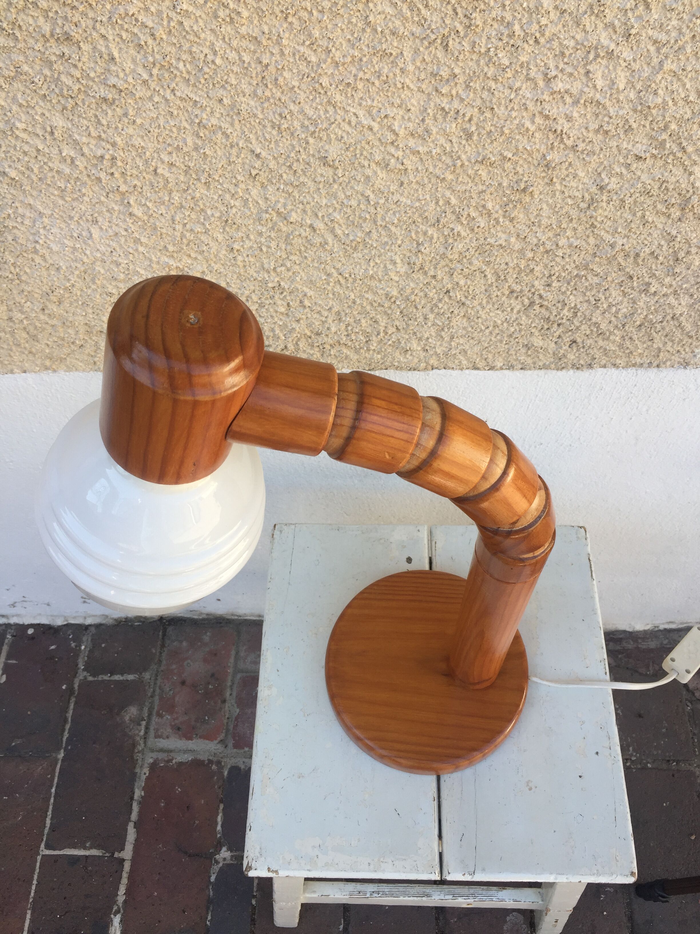 Articulated lamp in pine and opaline