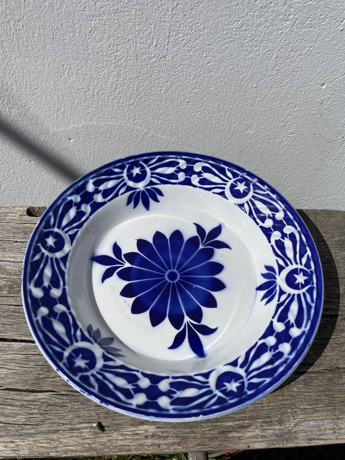 Round hollow ceramic dish with Saint Amand flower