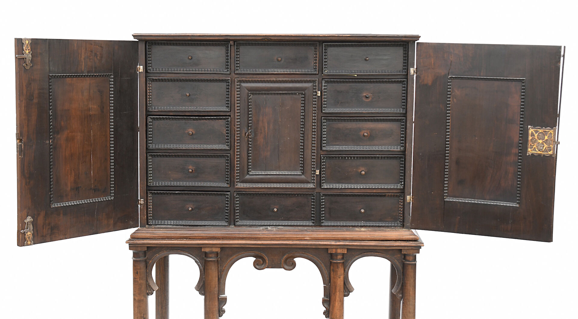 Travel cabinet on its base