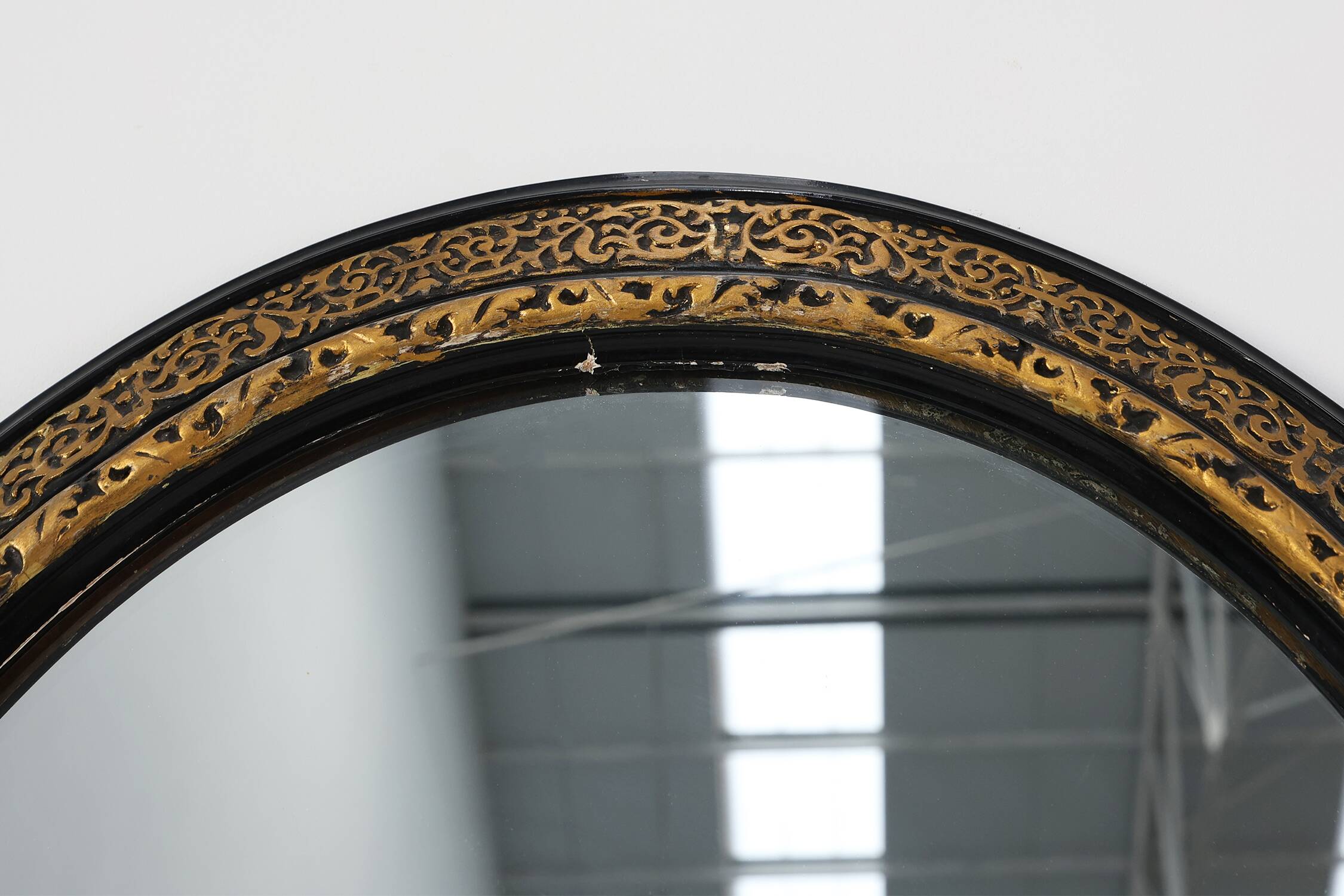Miroir ovale néoclassique français en noir et or, 20e siècle