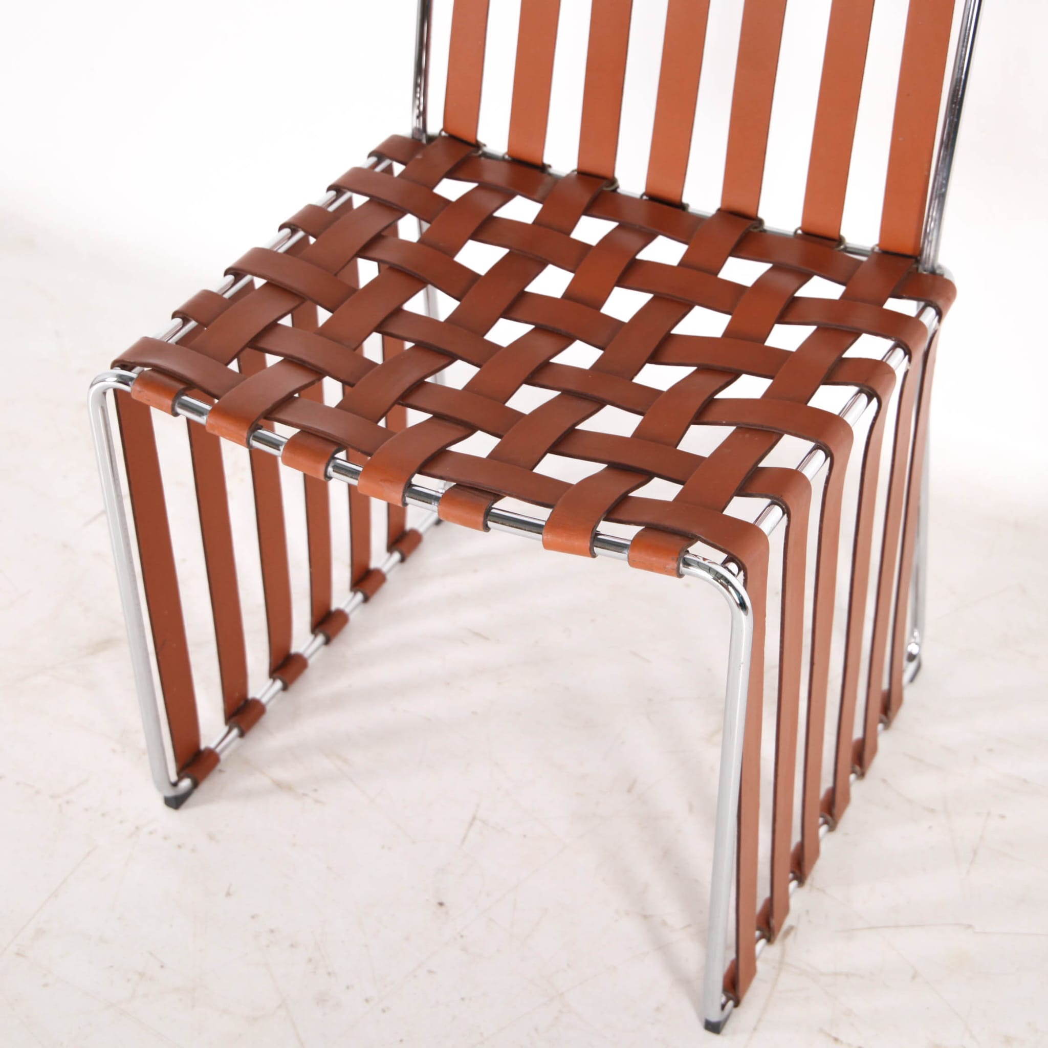Suite de 6 chaises en cuir et chrome