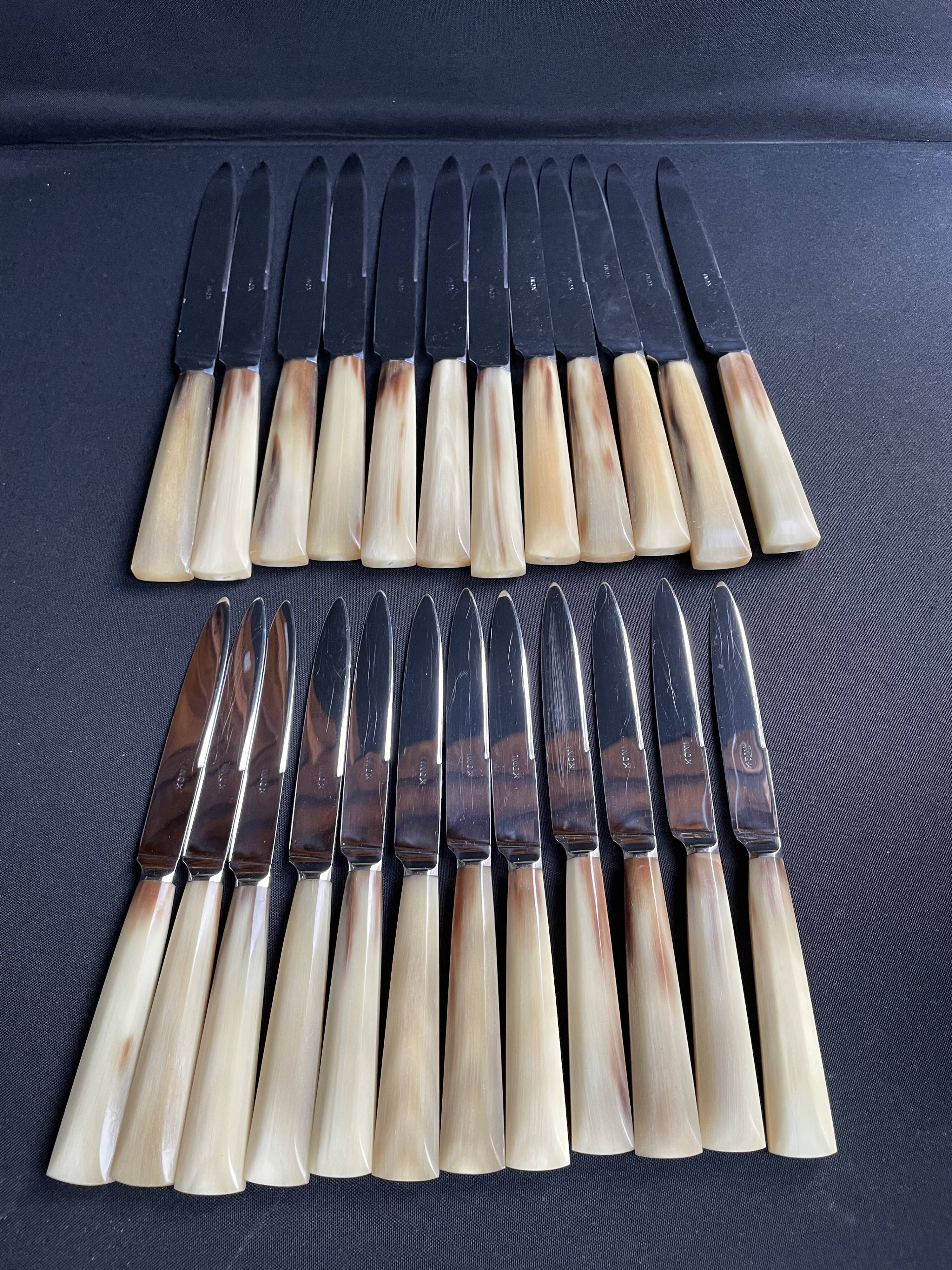 Coffret de 24 couteaux art déco lame inox et manche corne