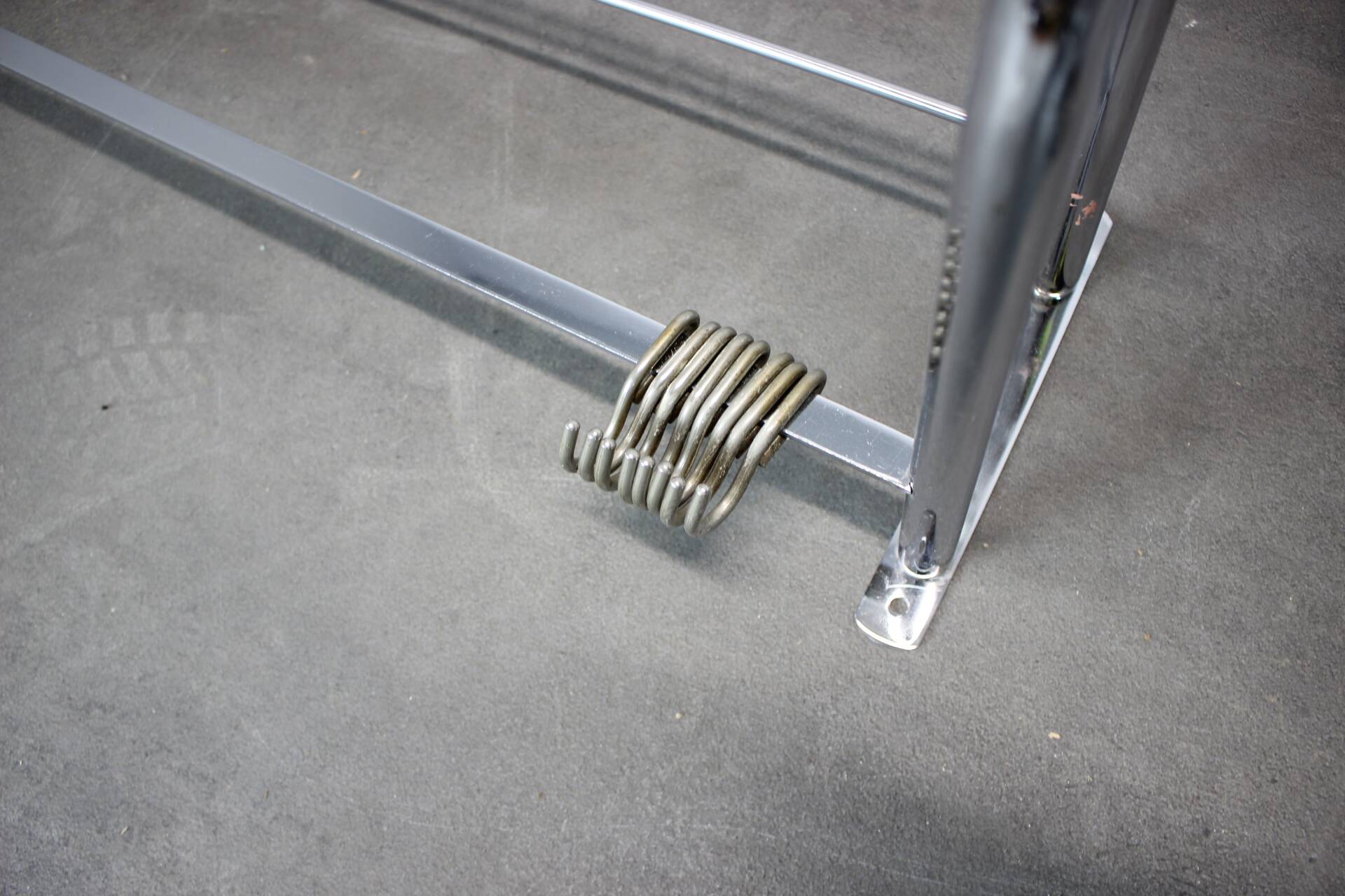 Porte-manteau mural chromé Bauhaus des années 1930