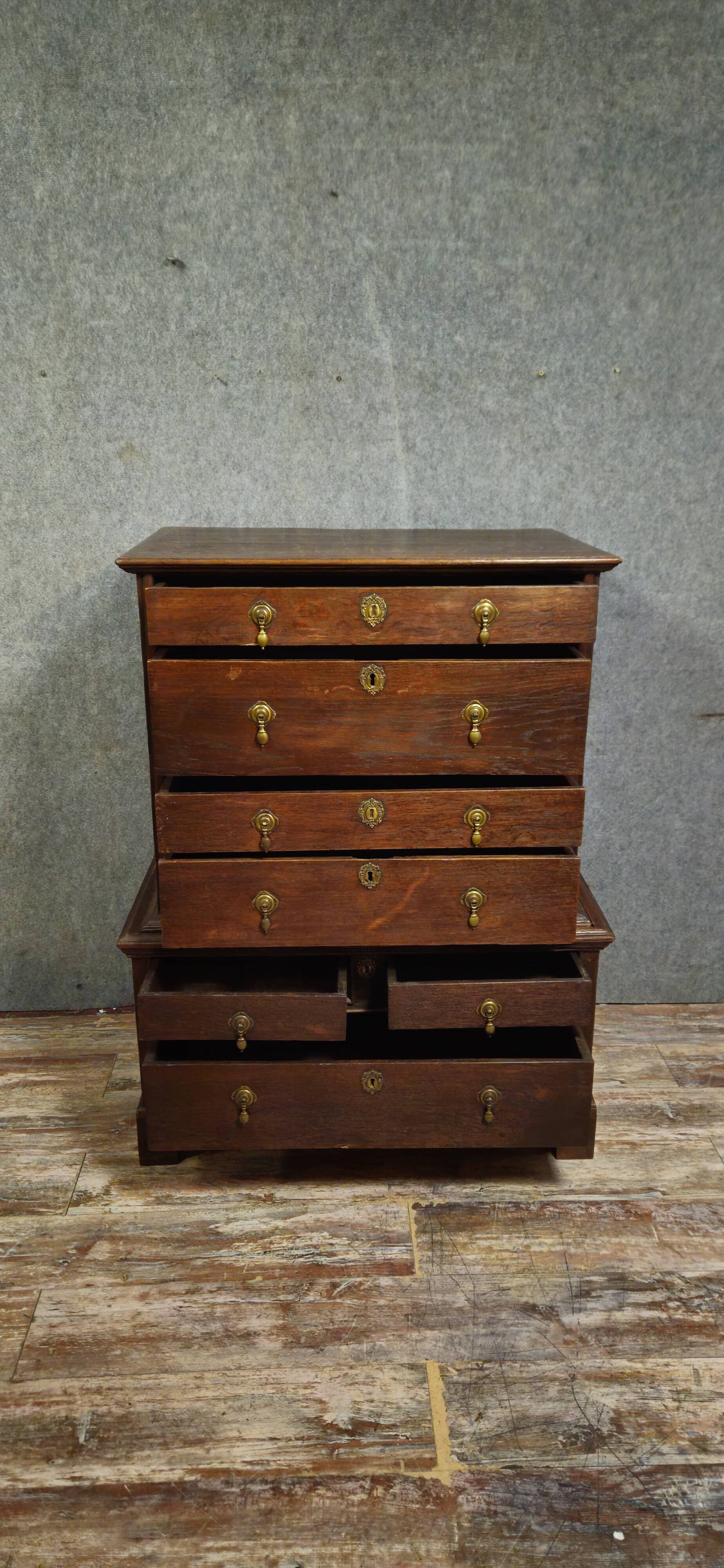Cabinet - Commode  / chiffonnier ancien en bois massif, XIXᵉ siècle