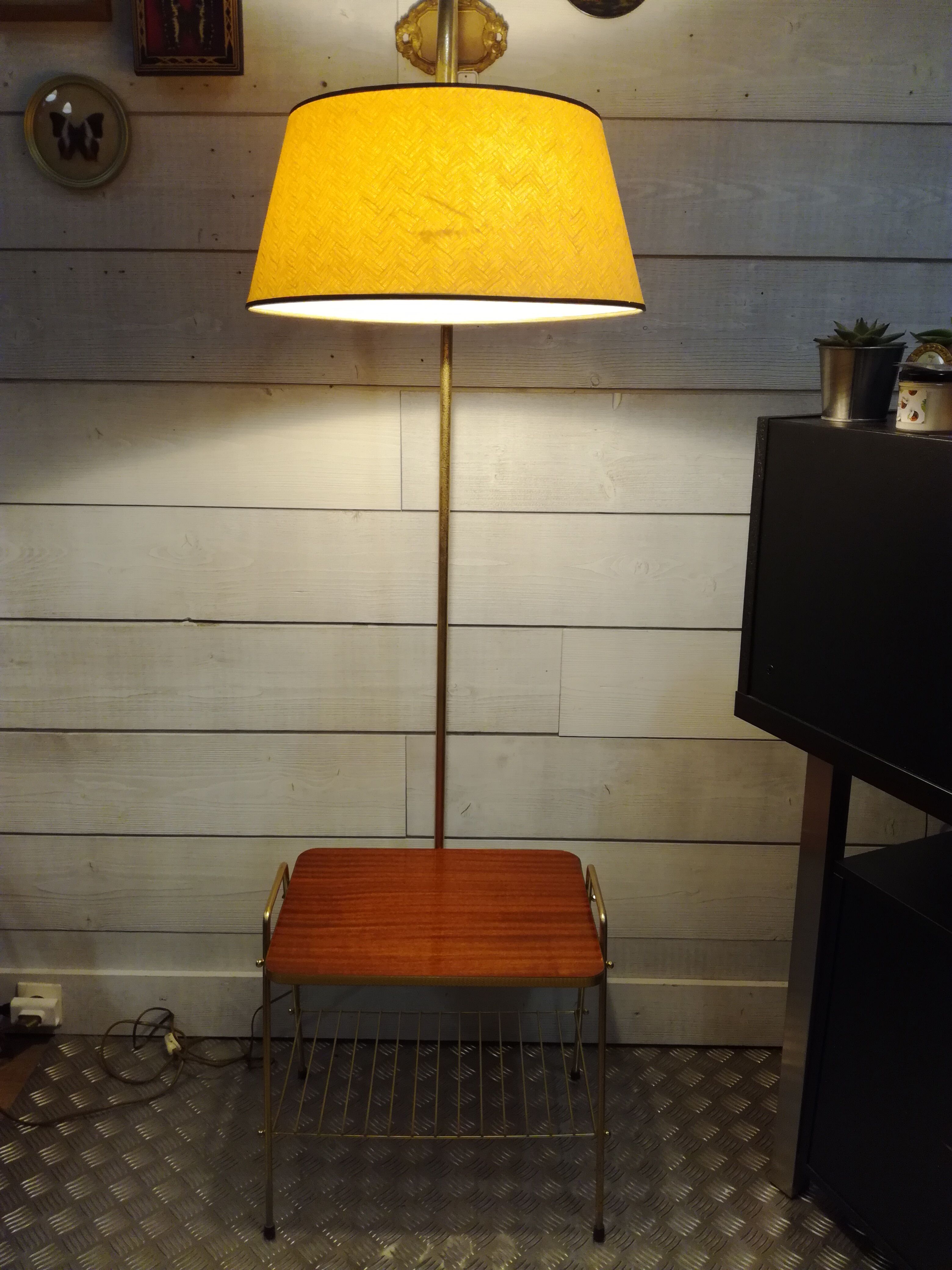 Reader lamppost with tablet