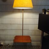 Reader lamppost with tablet