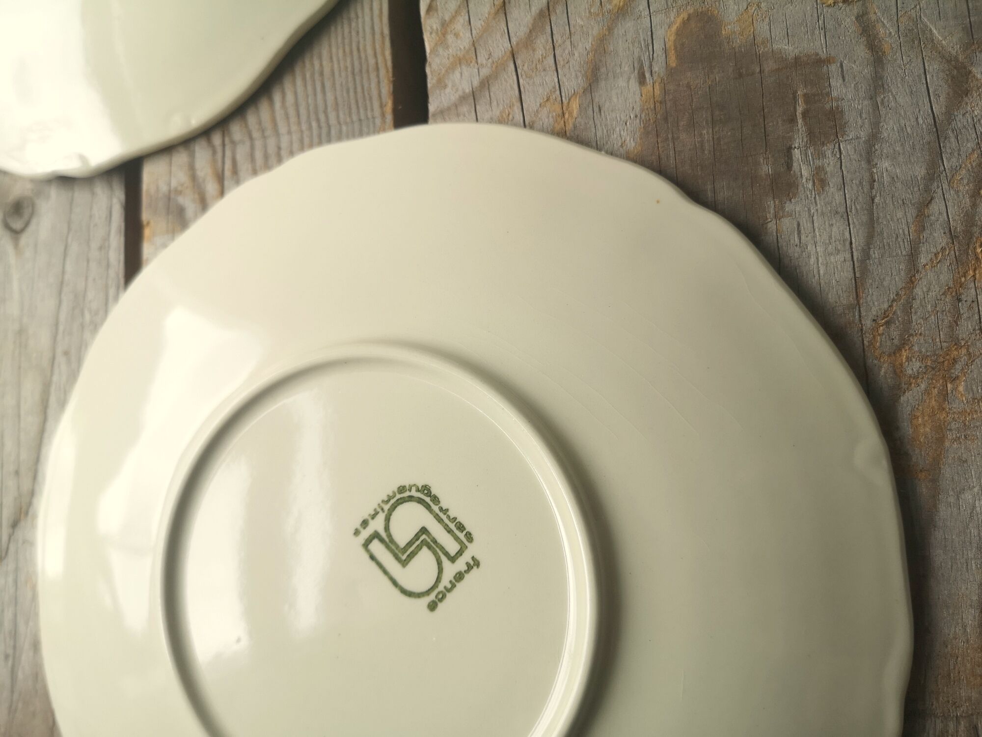 7 large saucers Sarreguemines in off-white faience