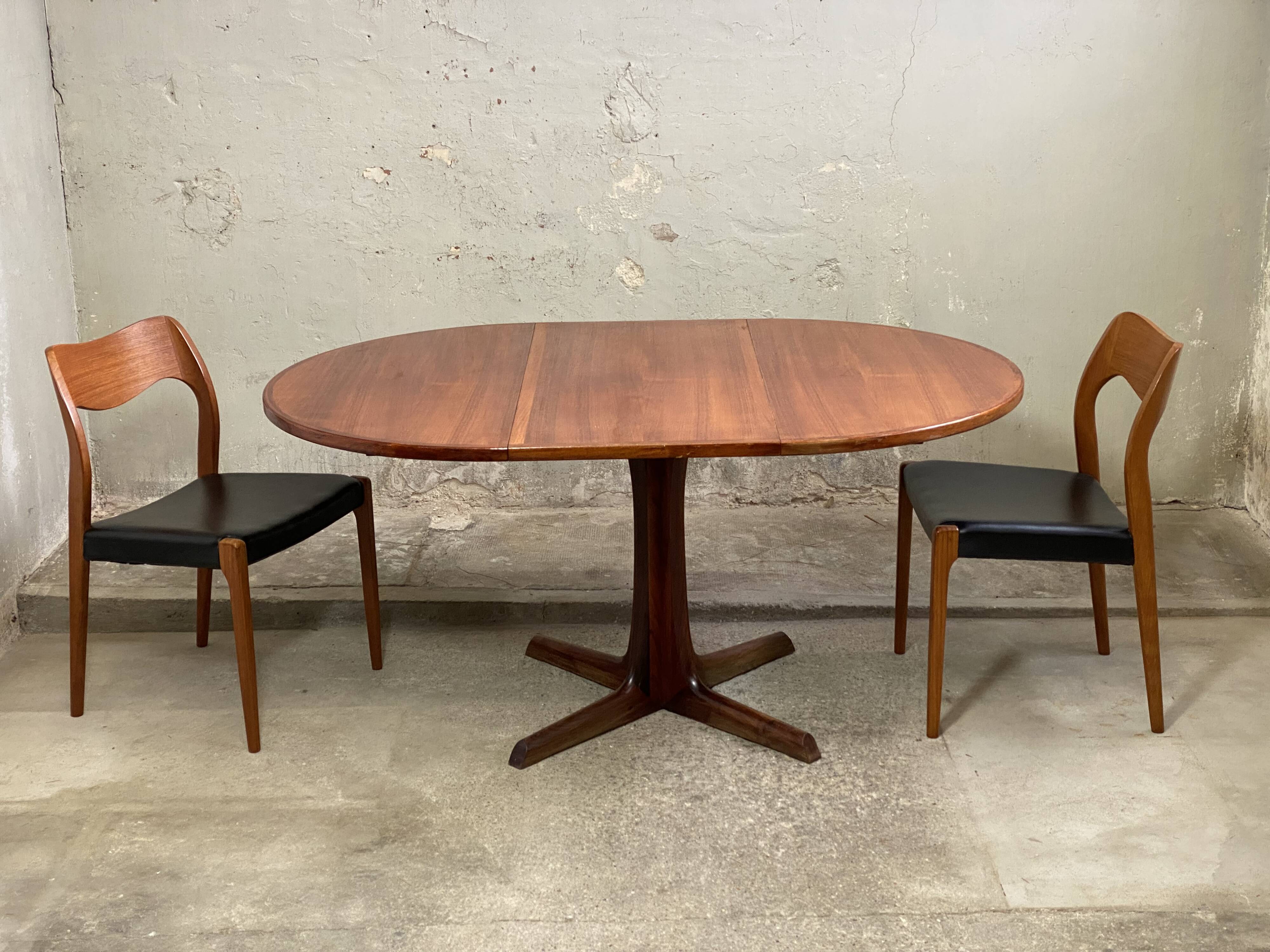 Scandinavian extendable round table in teak Gudme edition