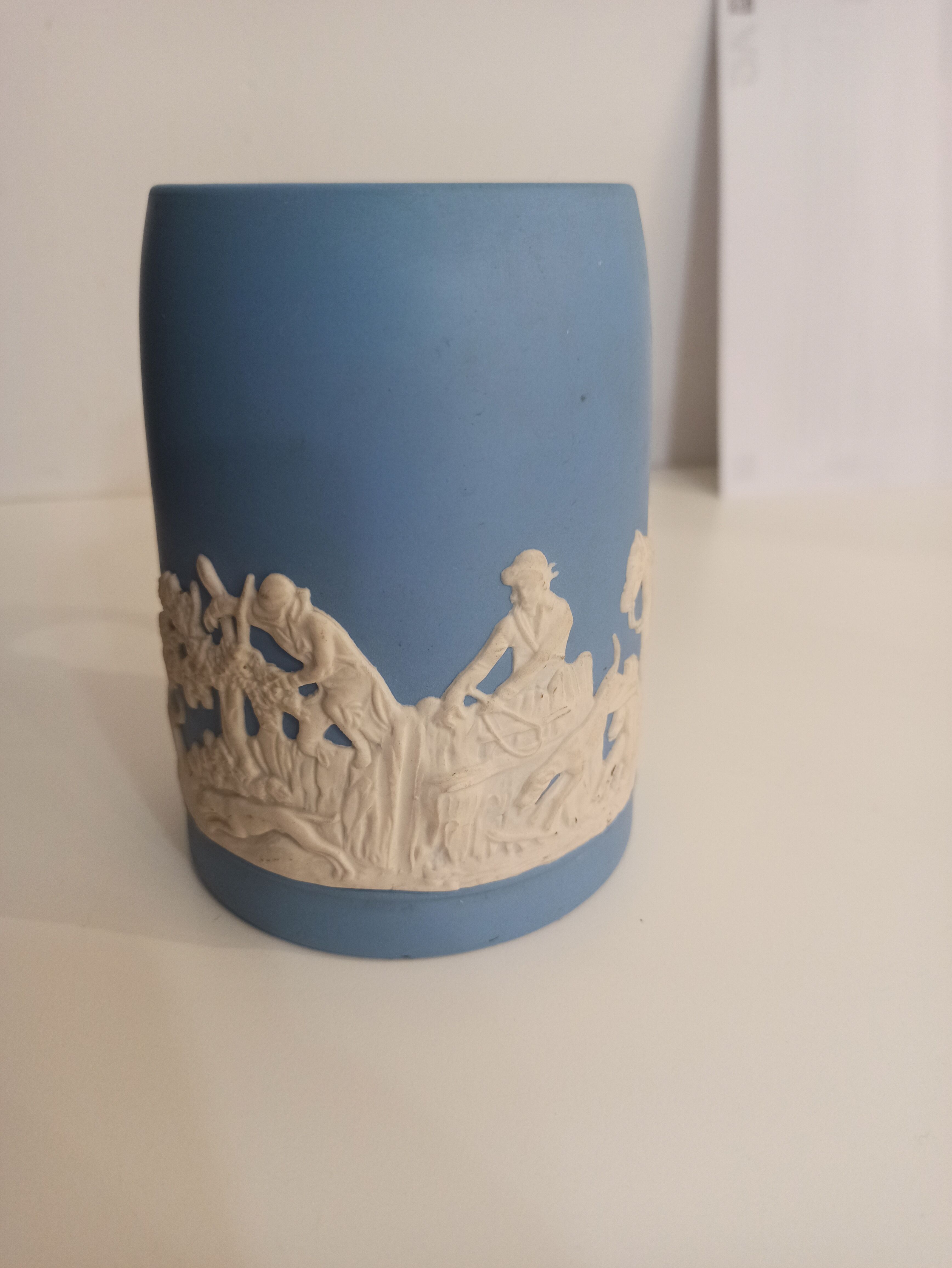 Chope, mug en jaspe. wedgwood, fabrication anglaise. scènes de chasse en relief