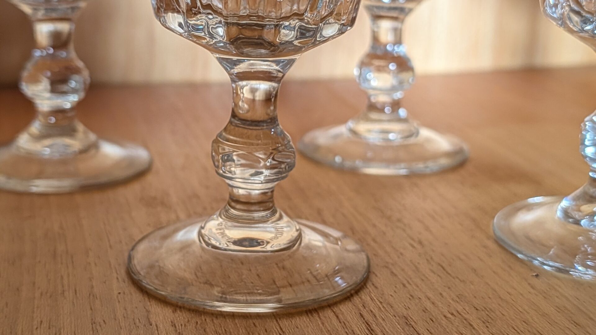 Verres à pied en verre moulé transparent années 70