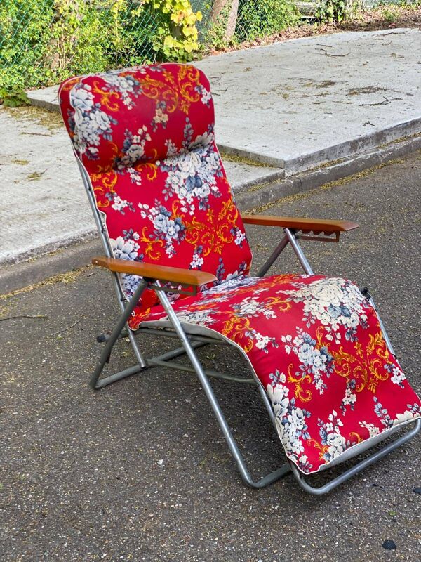 Fauteuil relax pliable style Lafuma en acier et tissu rouge fleurs