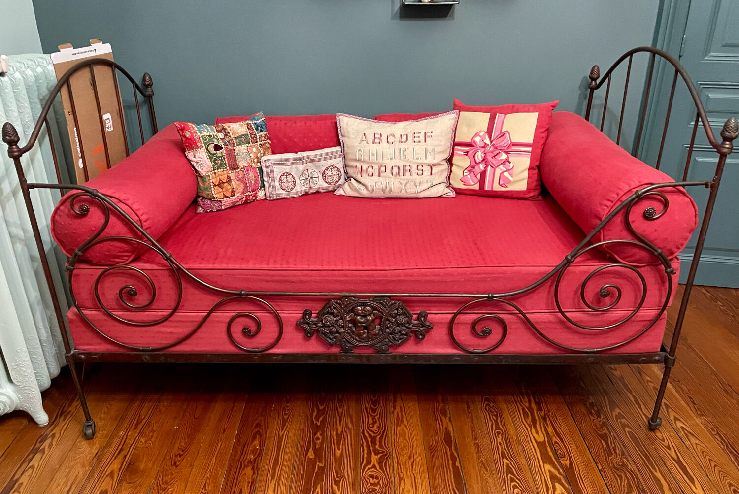Lit banquette en fer forgé