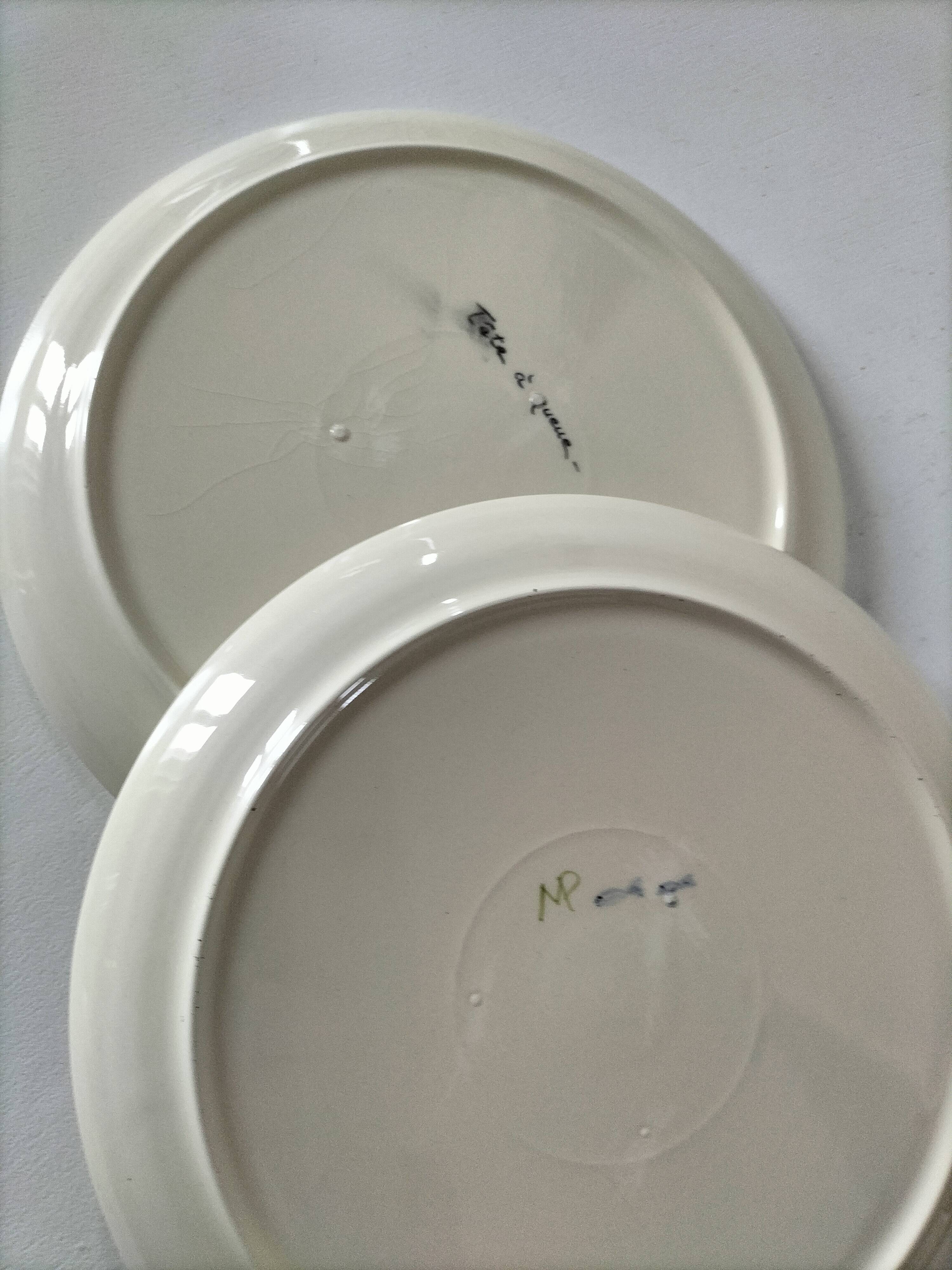 Set of two large ceramic plates – fish "head to tail" design