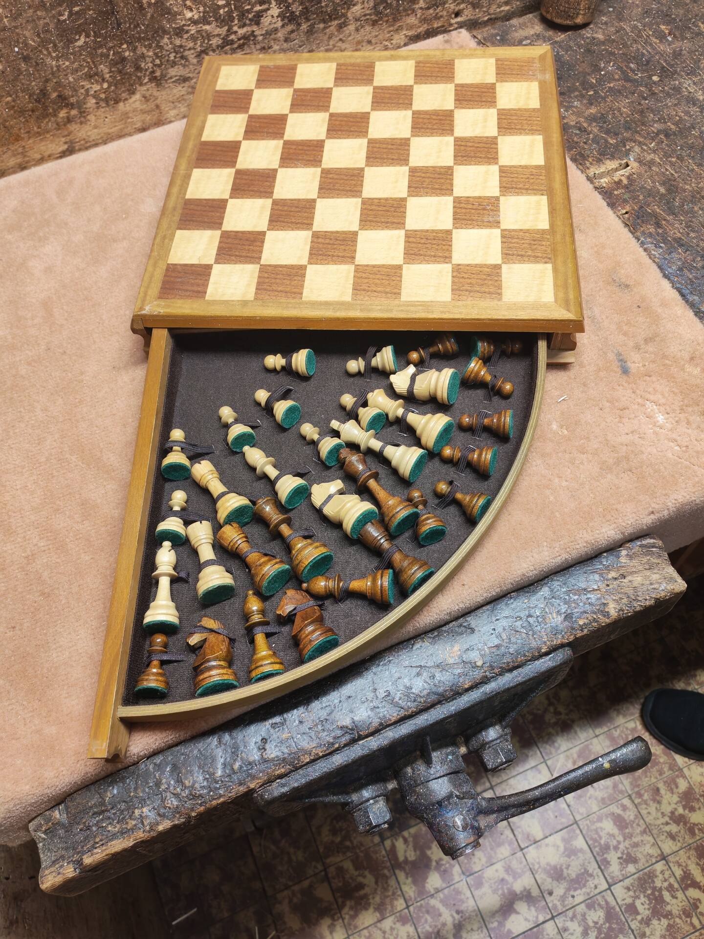 Jeu d'échecs en bois noble vintage 