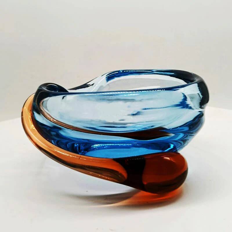 1960s ashtray or catch-all in blown and handcrafted Murano glass. Made in Italy.