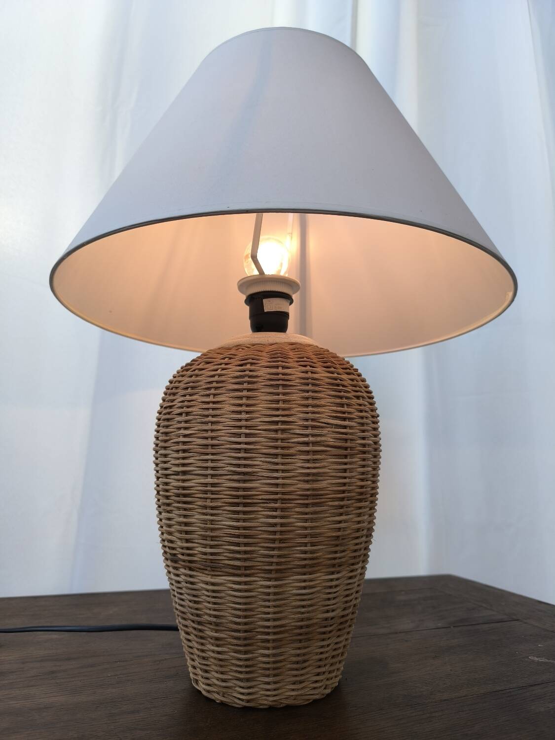 Wicker table lamp