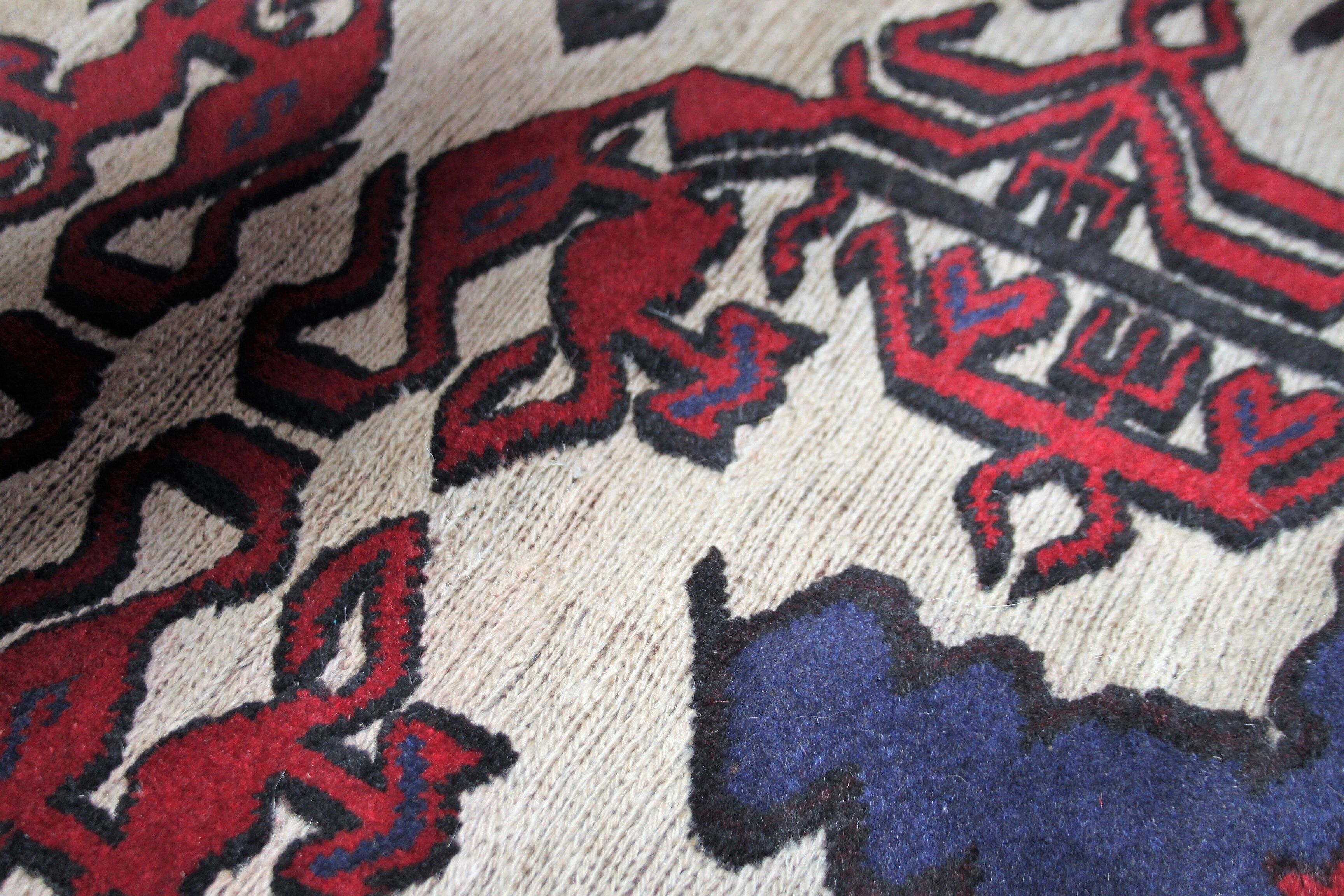 Old oriental rug. 280 x 178 cm.