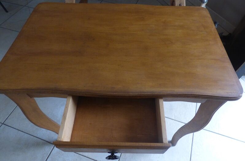 Bureau de style Louis XV aux pieds galbés avec un tiroir en bois massif - Totalement restauré