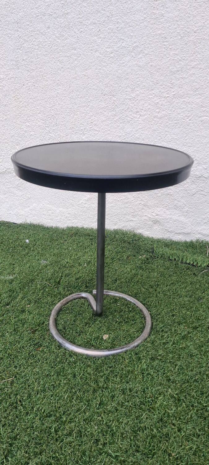 Bauhaus-style pedestal table