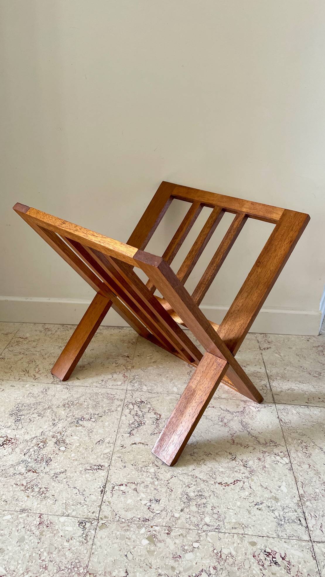 Vintage design geometric magazine rack