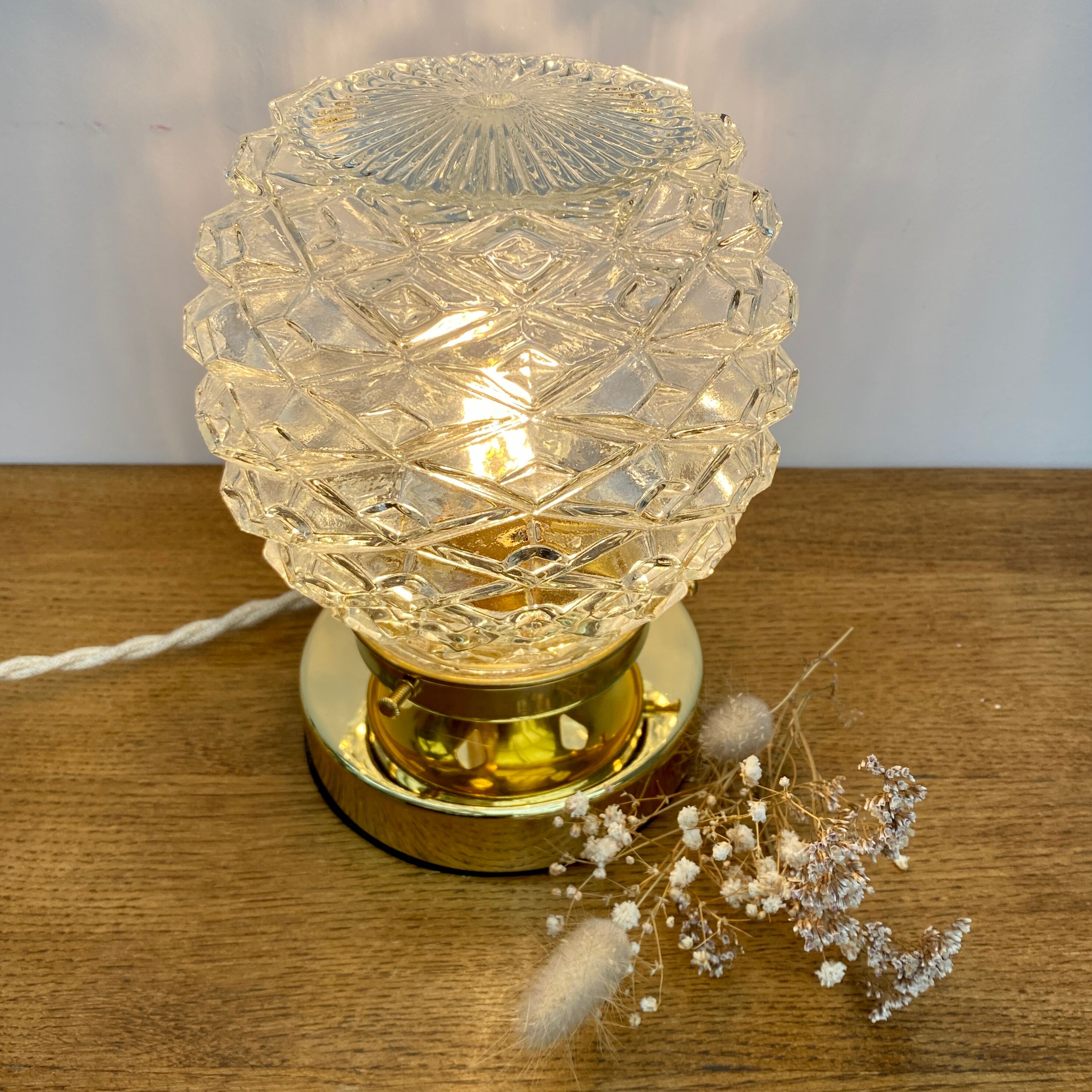 Lampe à poser globe vintage en verre moulé