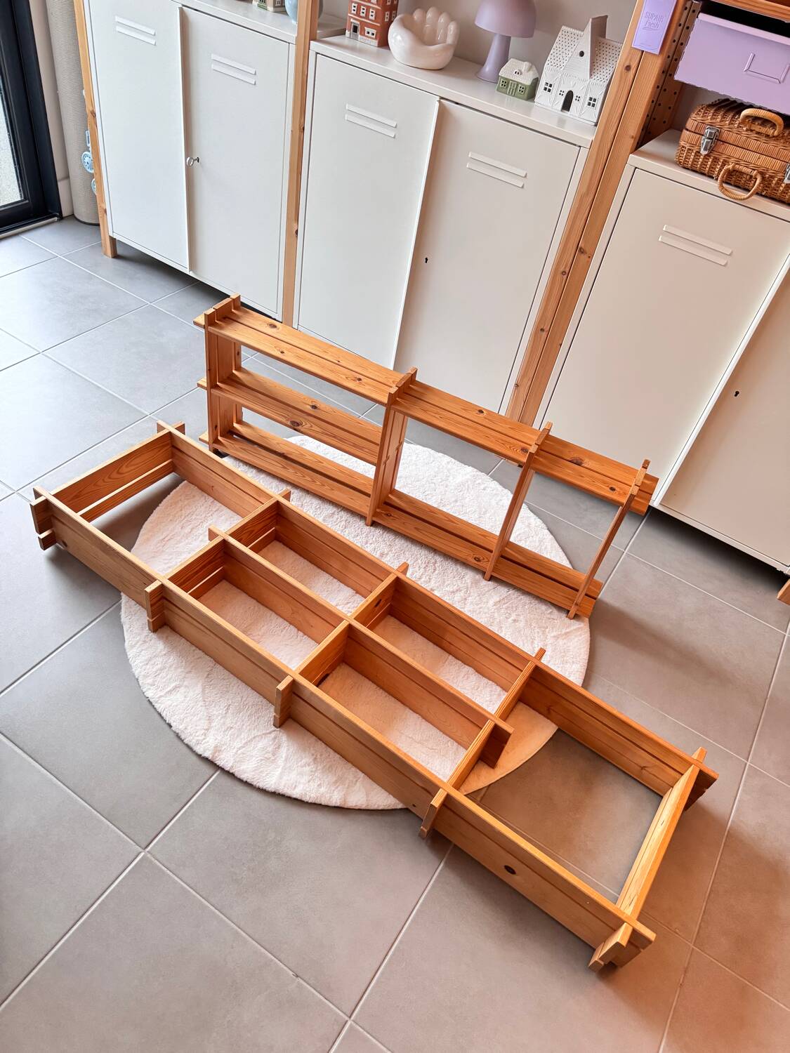 Lot de deux étagères en bois (pin) murales