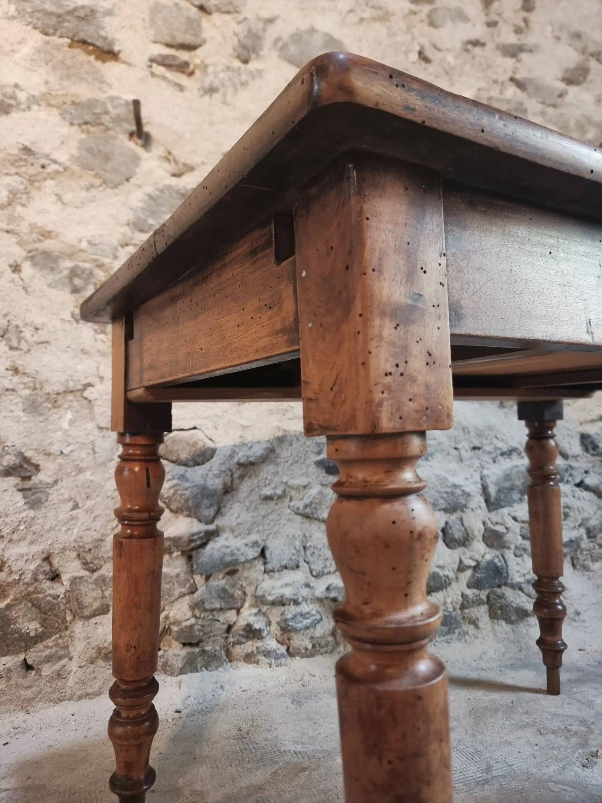 Table française ancienne en noyer – Table de cuisine ou bureau du XIXe siècle avec tiroir (100 × 64 × 74 cm)