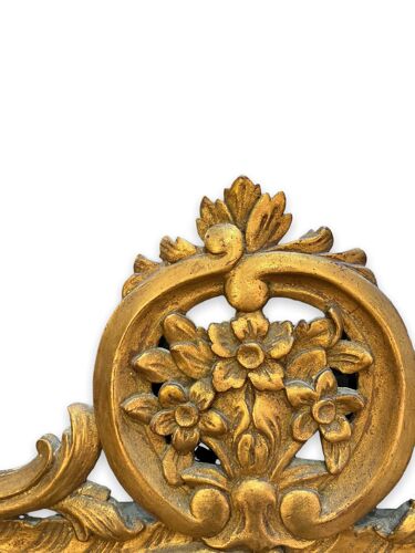 Glace de style louis XV à décor de volutes et bouquet de fleur