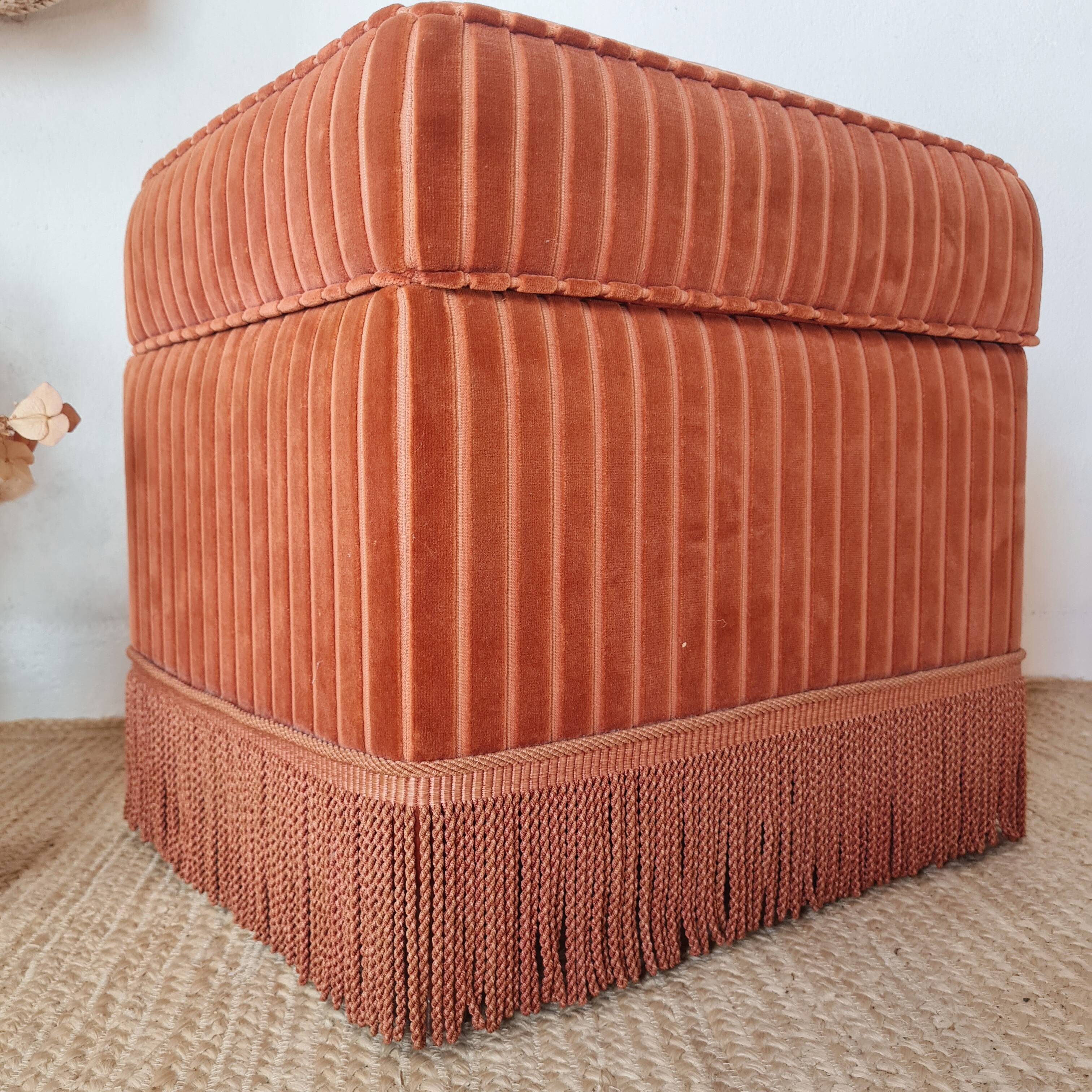 Pouf coffre ancien en velours rose à rayures