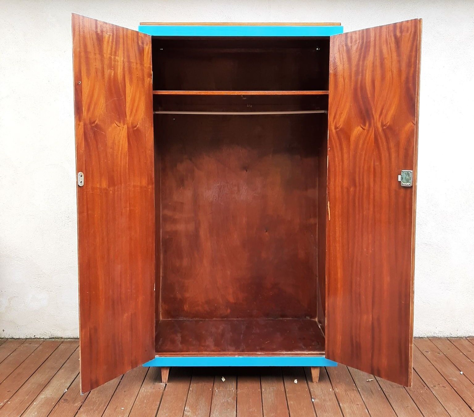 Compass foot cabinet