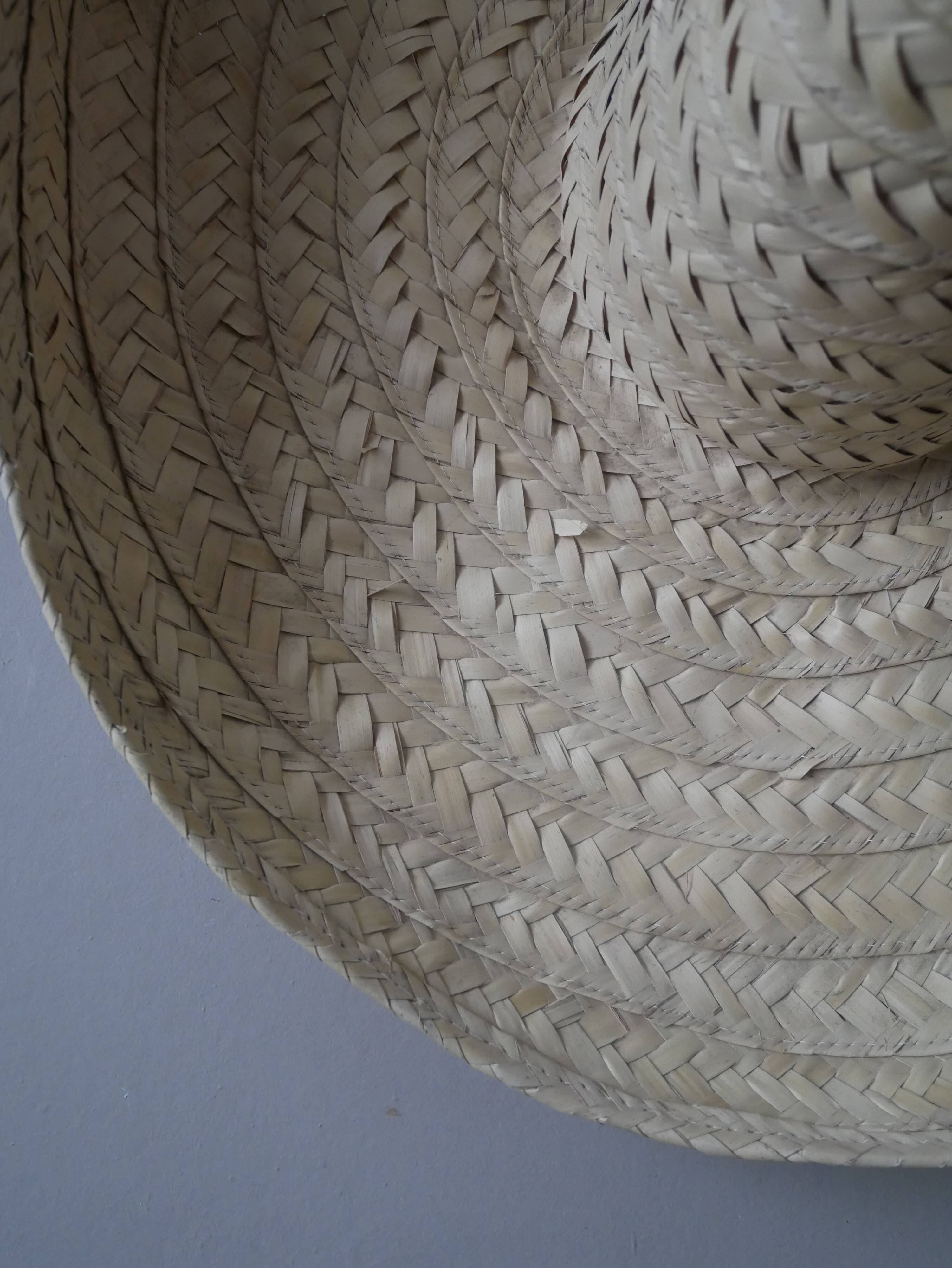 Chapeau paille osier tressé main objet décoration ethnique sombrero fabrication artisanale