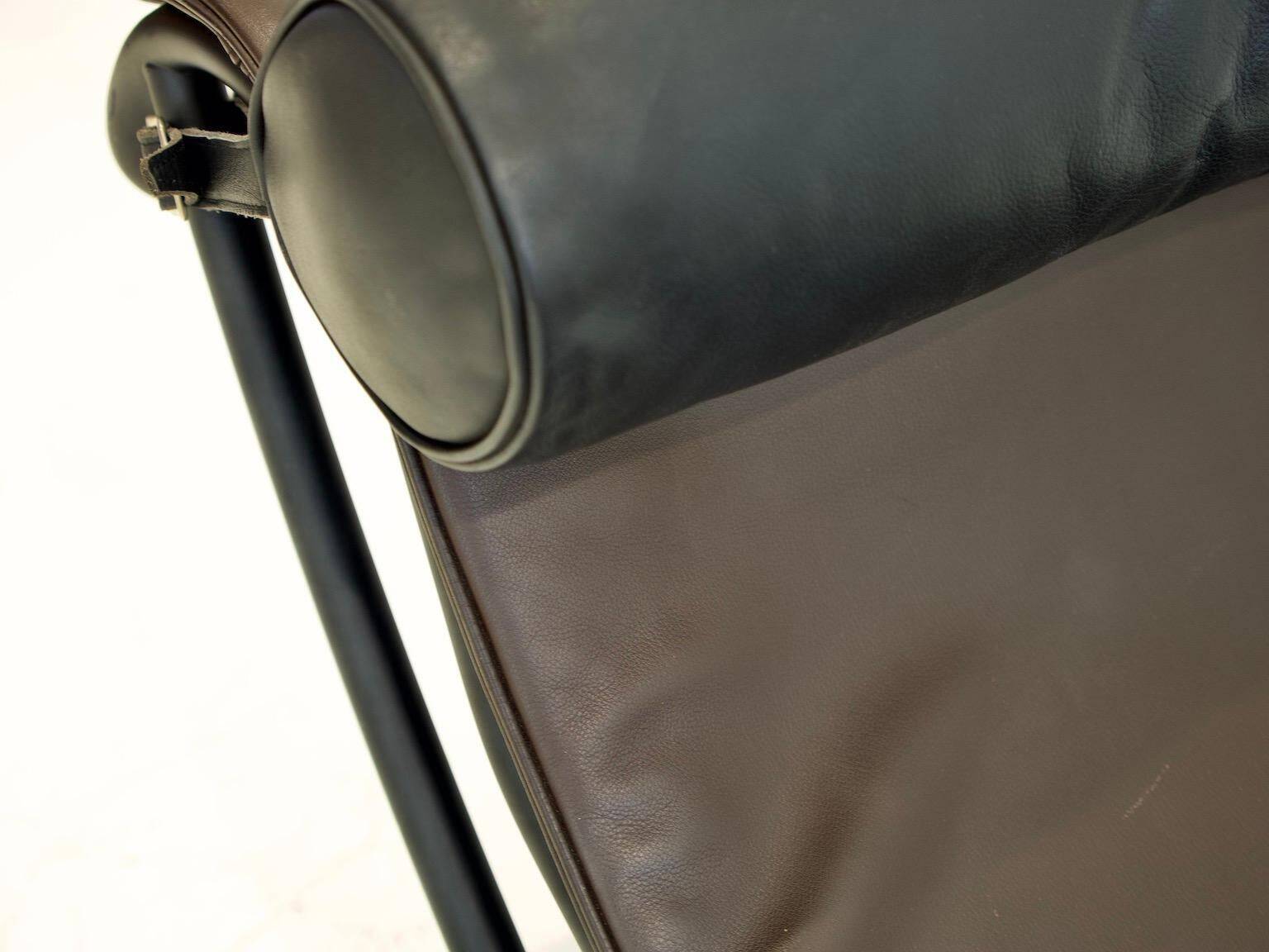 Chaise longue LC4 de Cassina par Le Corbusier, Charlotte Perriand et Pierre Jeanneret.