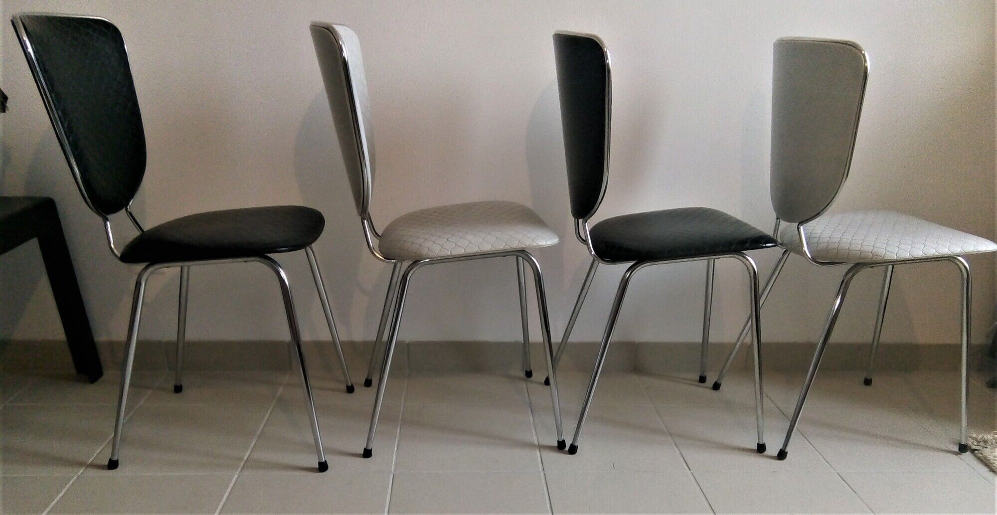 Lot de 4 chaises  soudexvinyl skai gauffré noir et blanc