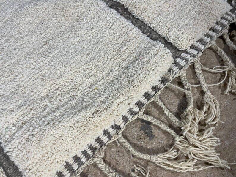Handmade pure wool carpet, Moroccan artisan, size 1.5/2.5 m.