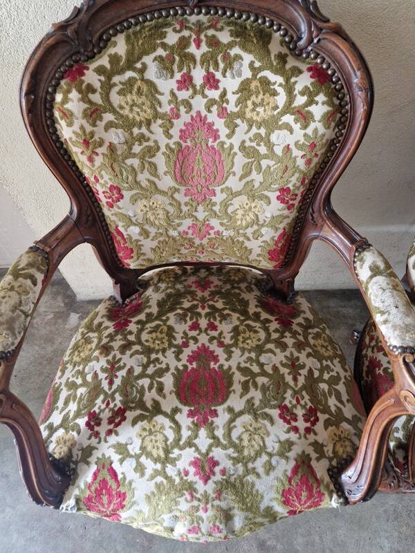 Paire de fauteuils cabriolets de style Louis XV en bois mouluré