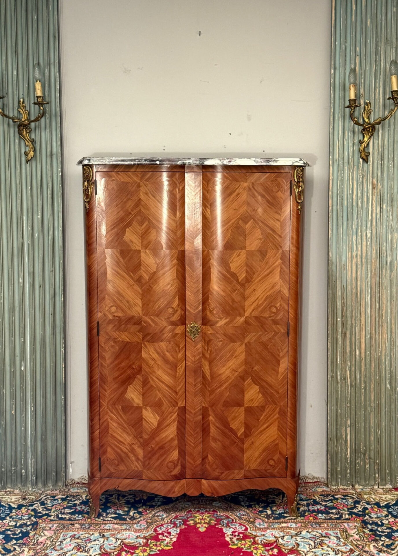 Buffet armoire de style louis xv en marqueterie
