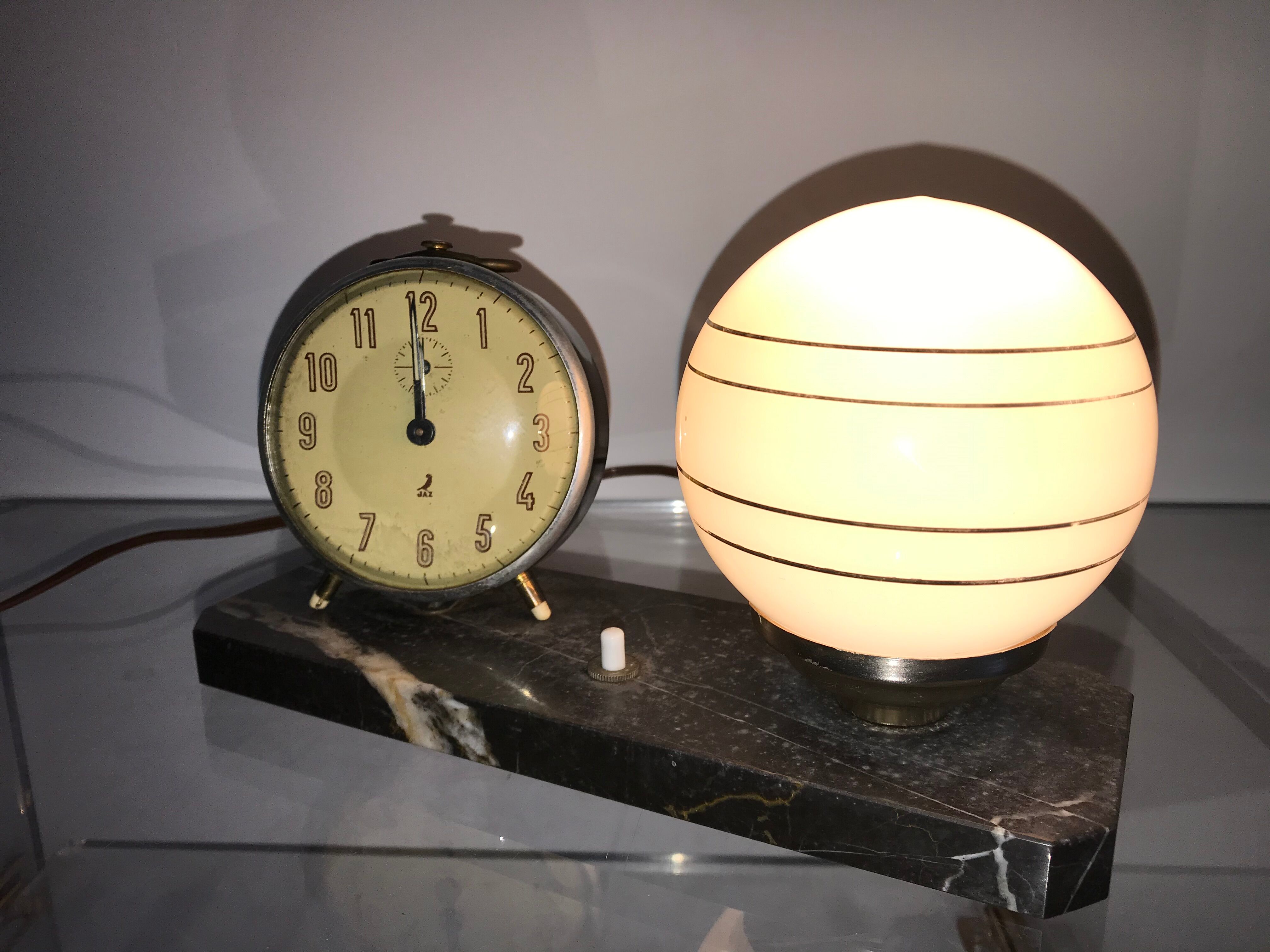 Lampe opaline sur marbre avec réveil Jaz