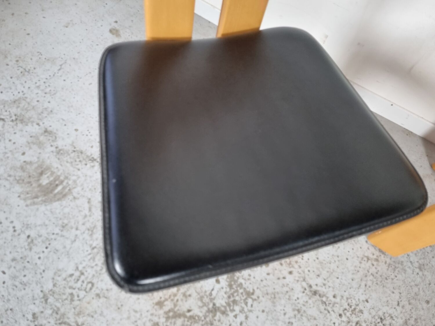4 chaises  en cuir et bois , années 80