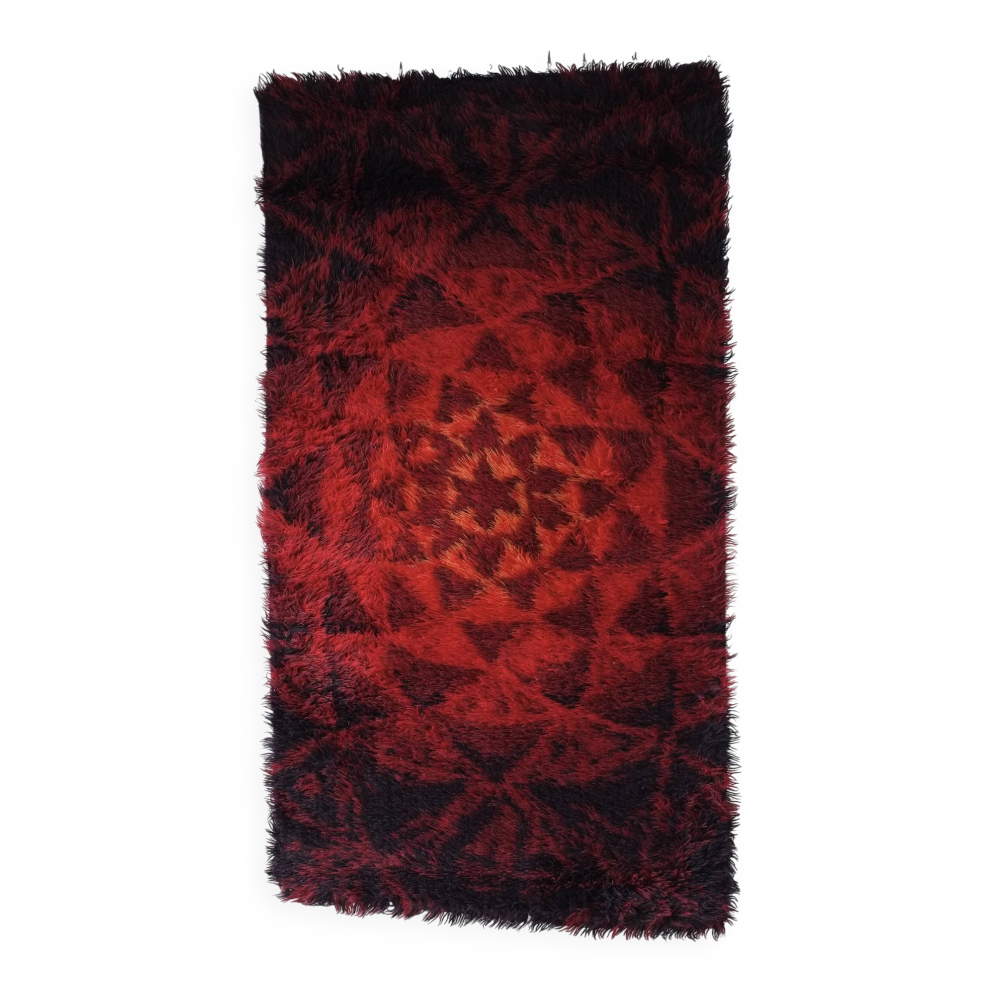 Tapis rya abstrait en laine rouge, style milieu du siècle | Suède | Années 1960