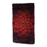 Tapis rya abstrait en laine rouge, style milieu du siècle | Suède | Années 1960