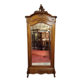 Armoire a glace de style Louis XV, en noyer sculpté
