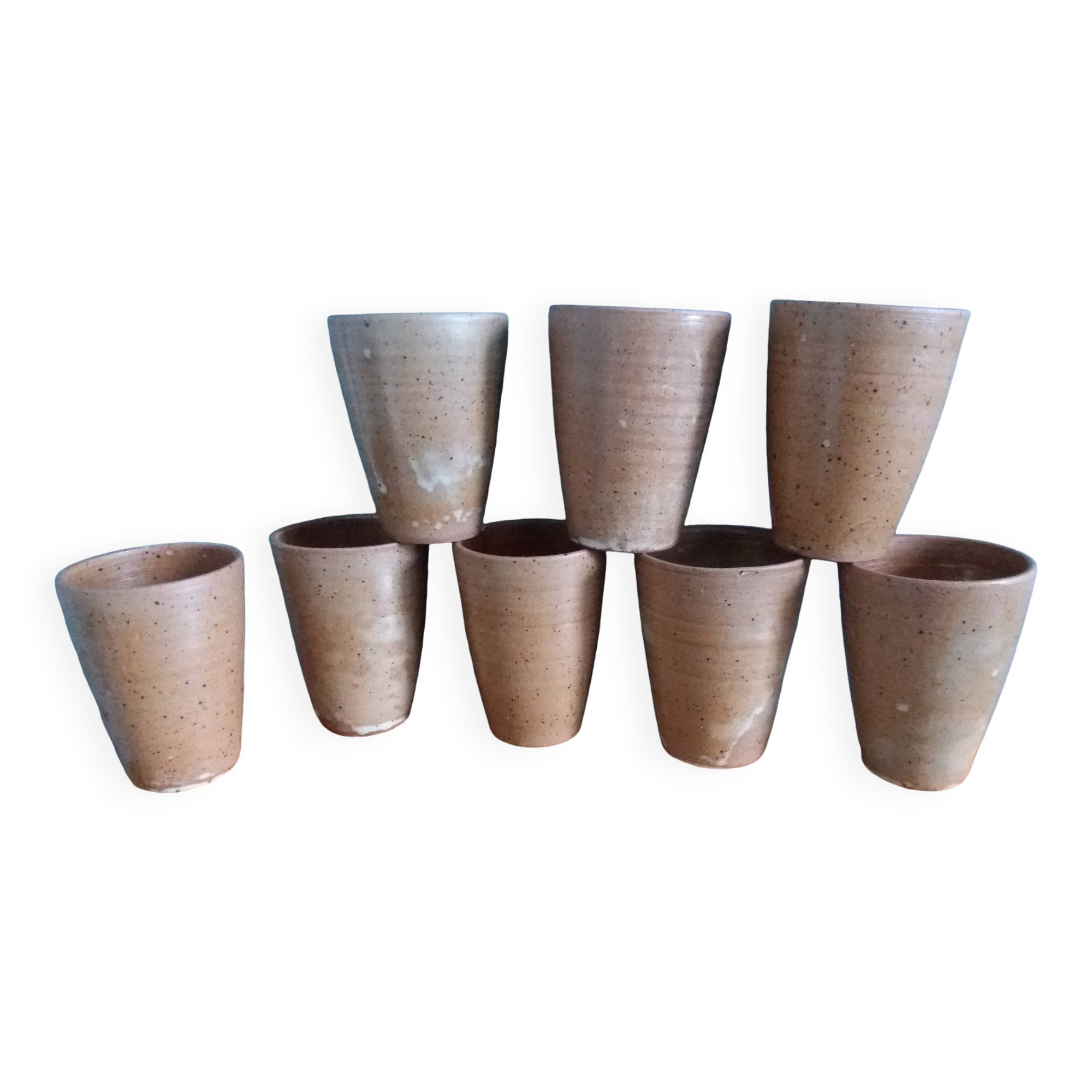 Ensemble de 8 tasses ou verres en grès tourné artisanal
