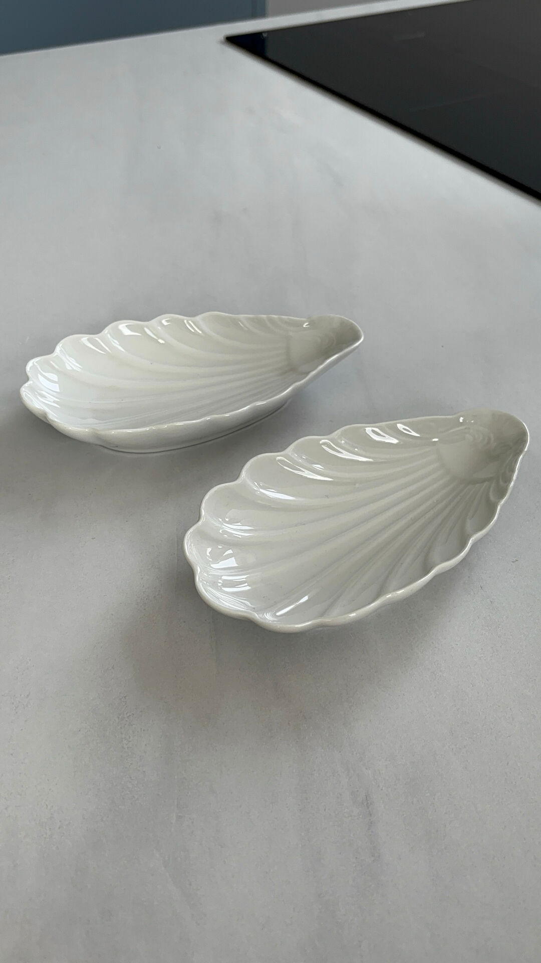 Set of 2 small Pillivuyt porcelain dishes – C-shaped bowls