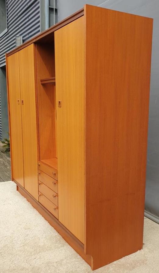 Scandinavian dressing cabinet with round mirror