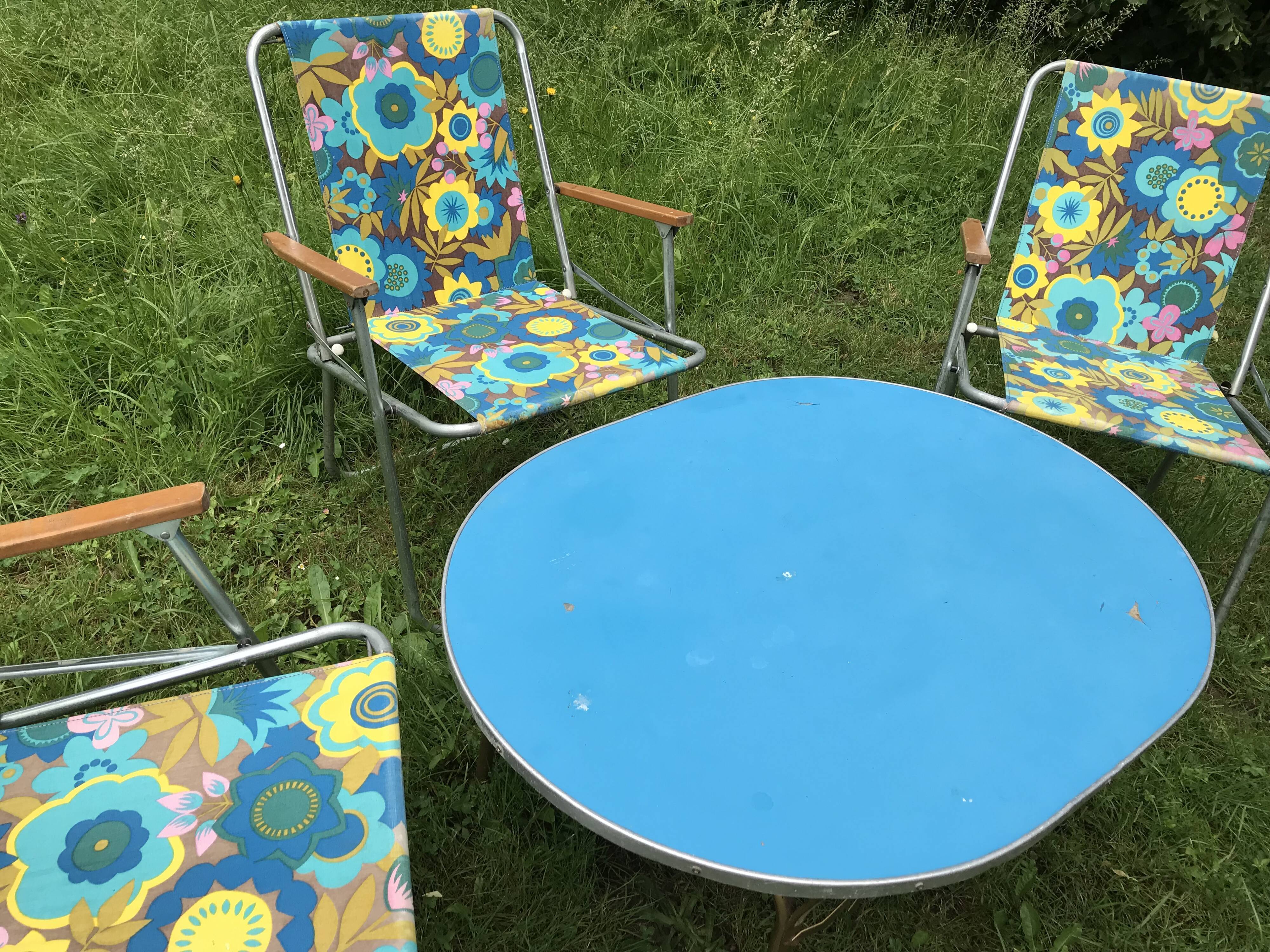 Table and 3 chairs 70s