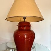 Lampe à poser en céramique rouge