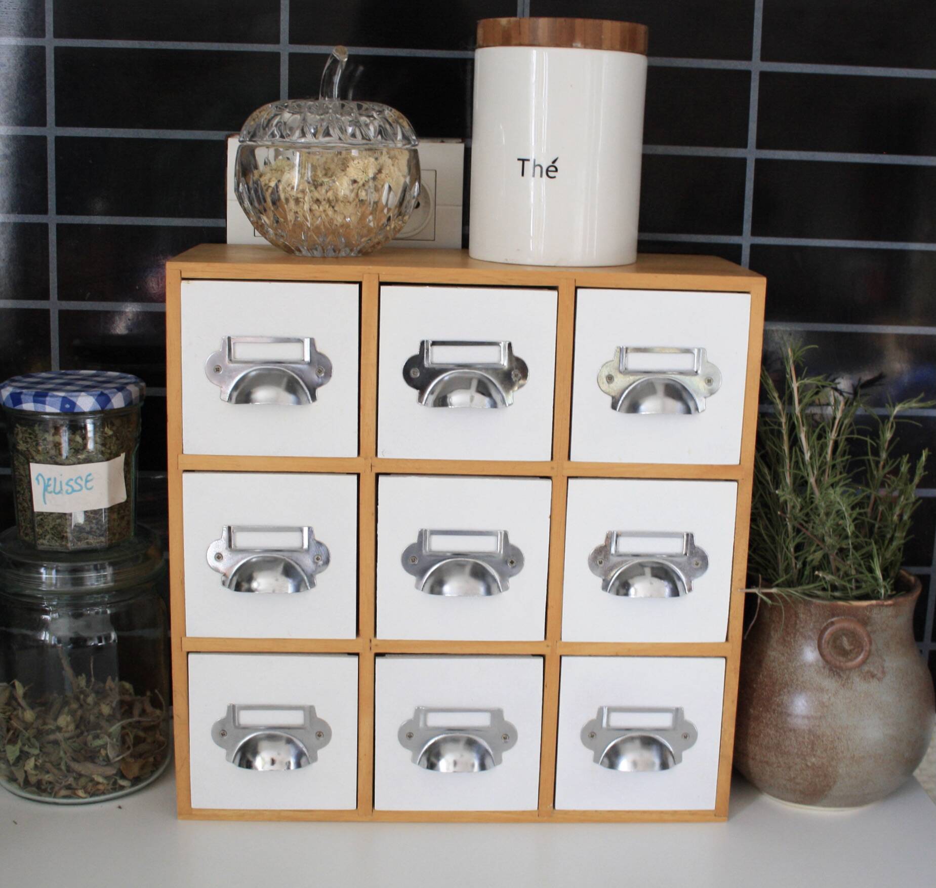 Small storage unit with drawers