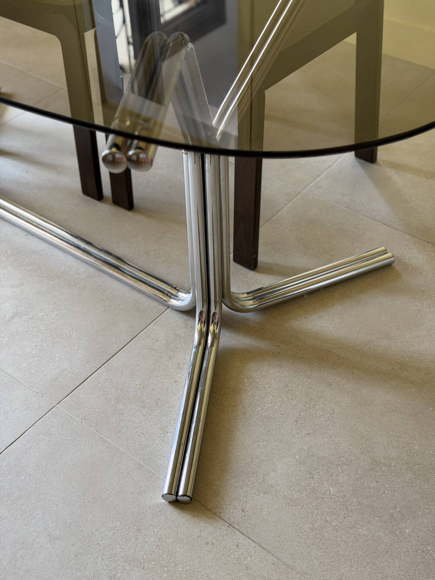 Table à manger plateau verre fumé pieds métal