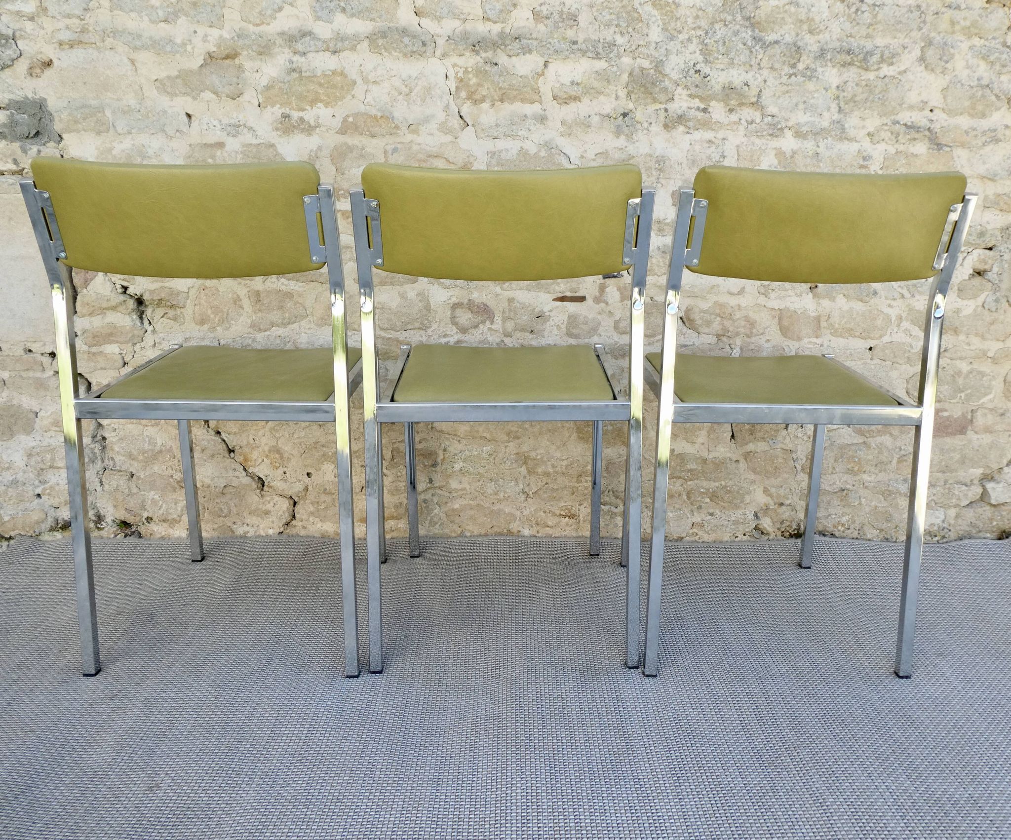 Lot of 3 chairs in chrome and khaki green skai, 70s